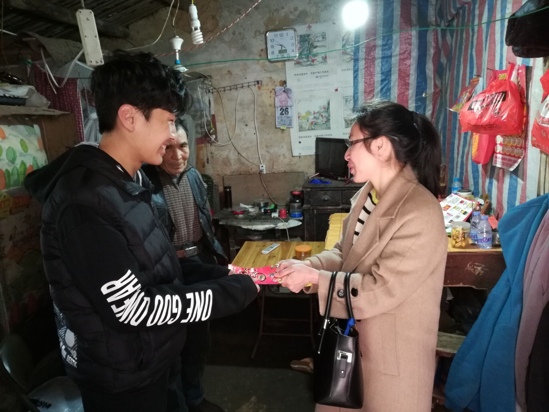 财经系辅导员黎海燕老师家访家庭经济困难学生.jpg 财经系辅导员黎海燕老师家访家庭经济困难学生.jpg