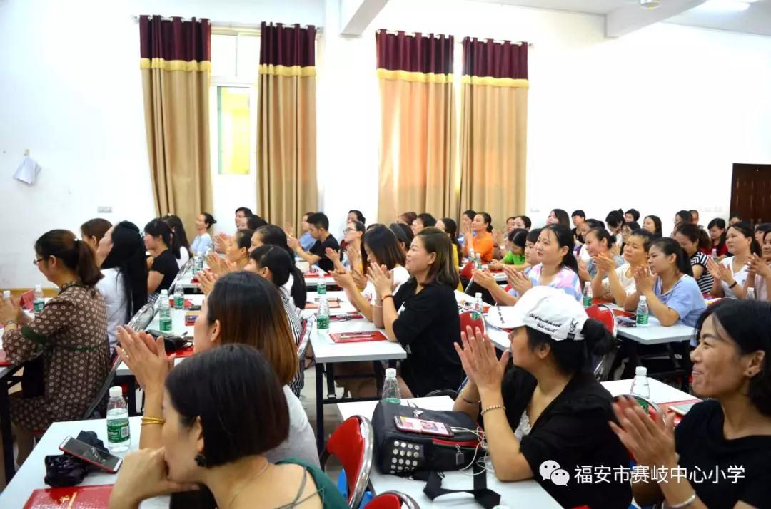 黄重讲座照片2.jpg