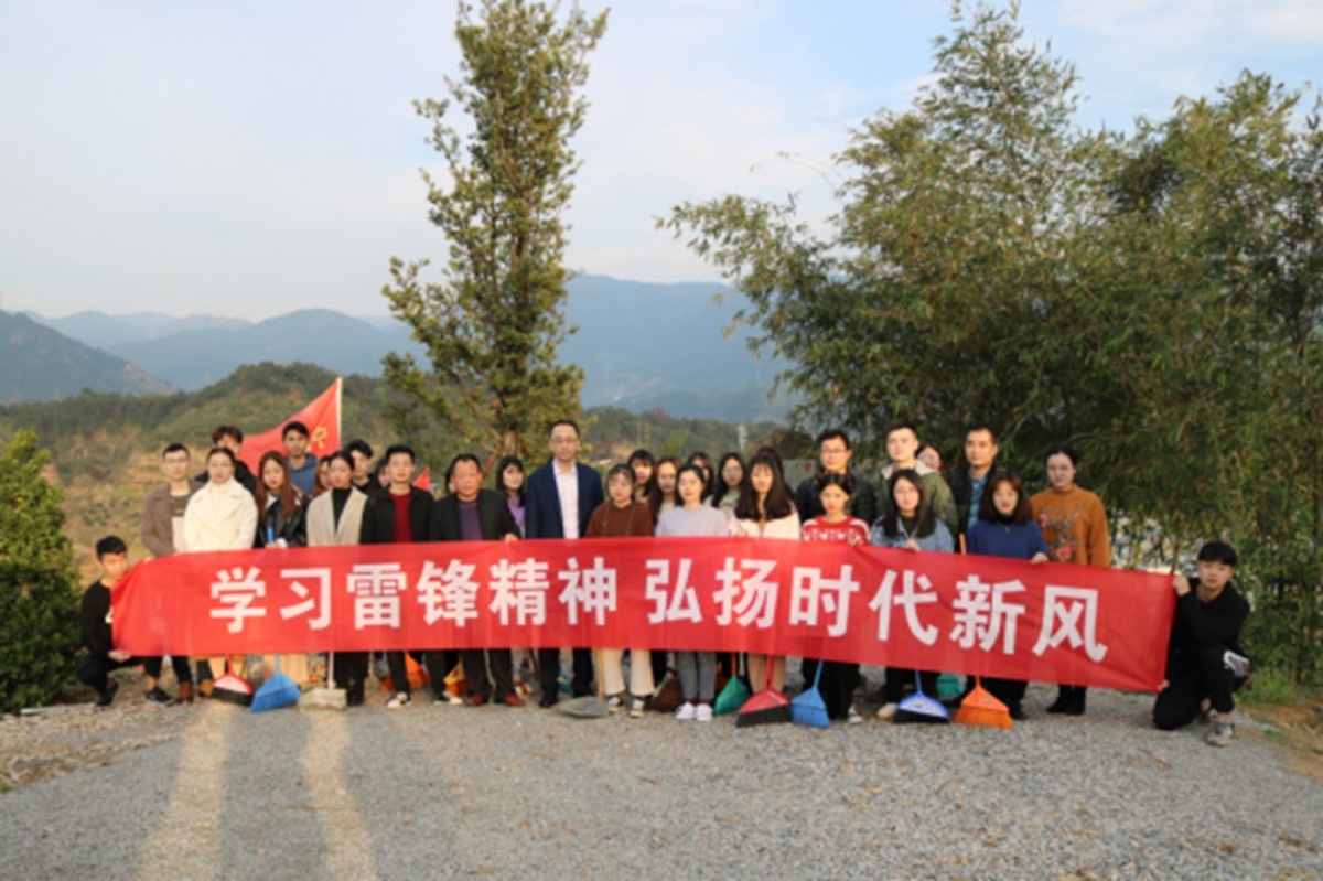 学习雷锋精神，弘扬时代新风-清理“梦顶园”白色污染志愿服务活动（定稿）251.jpg