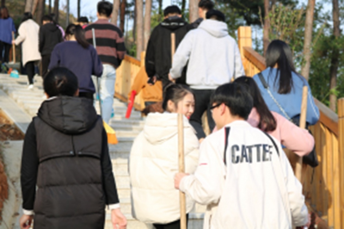学习雷锋精神，弘扬时代新风-清理“梦顶园”白色污染志愿服务活动（定稿）356.jpg