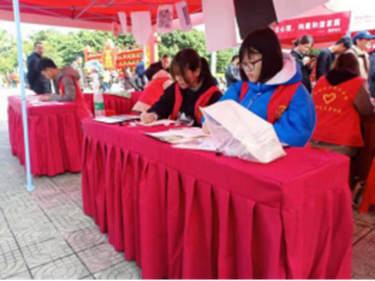 我校大学生志愿者参与“传承雷锋精神，弘扬时代新风”主题志愿服务活动419.jpg