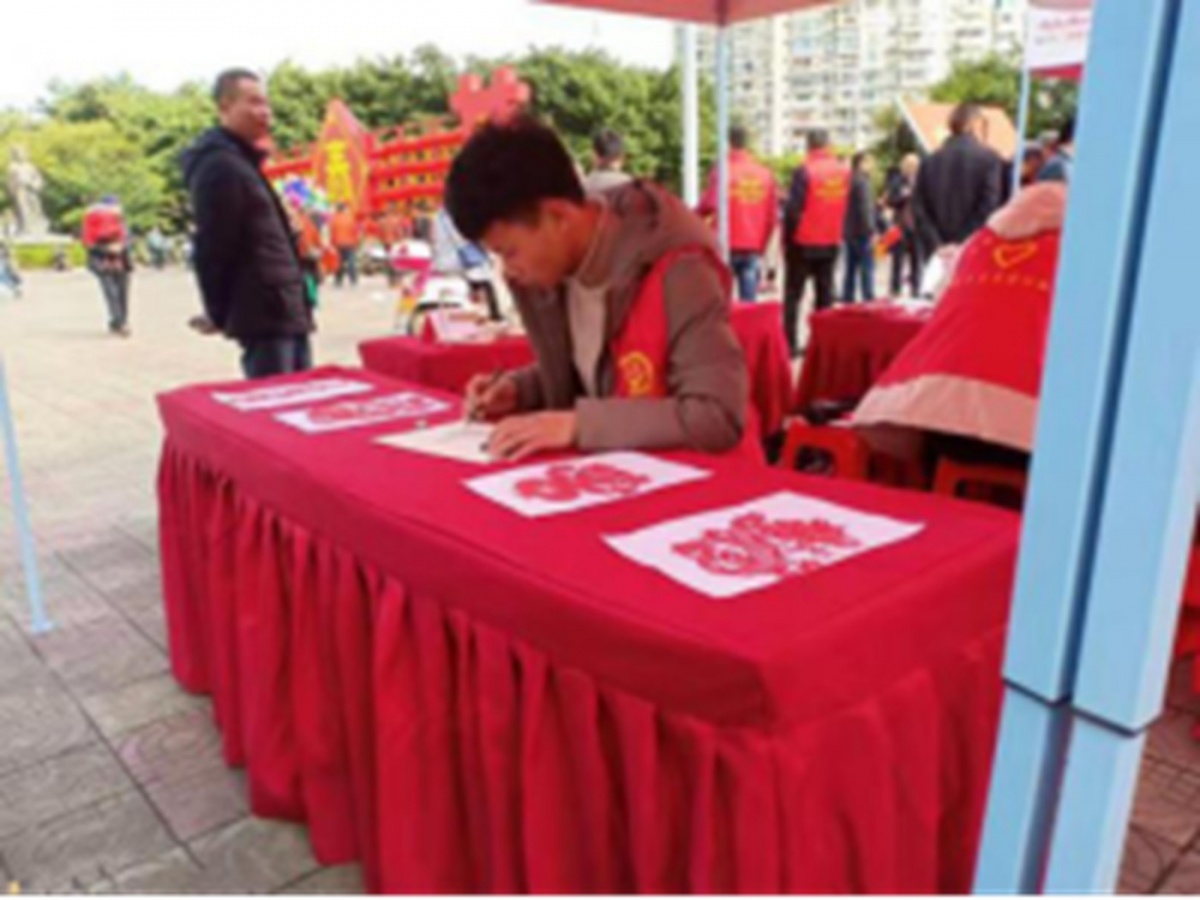 我校大学生志愿者参与“传承雷锋精神，弘扬时代新风”主题志愿服务活动425.jpg