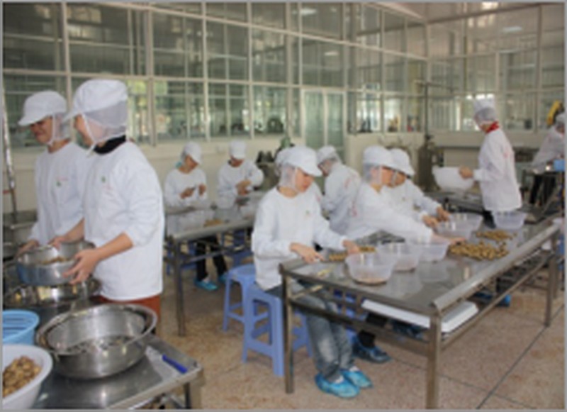 图23 学长学姐们在好口福食品有限公司生产实践1_调整大小.jpg
