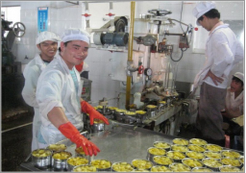 图23 学长学姐们在好口福食品有限公司生产实践2_调整大小.jpg