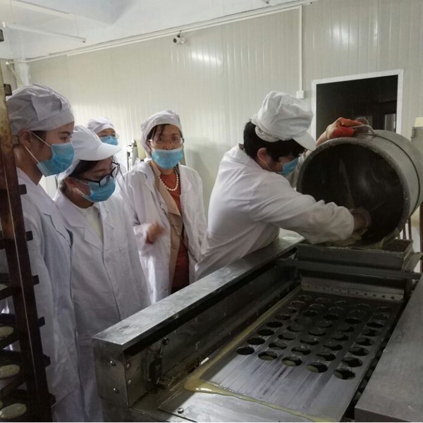 图24 学长学姐们在新味食品有限公司现场参观与学习1_调整大小.jpg