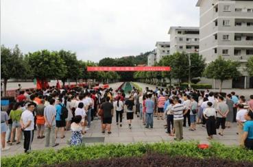 关工委成员参加重读入党志愿书与签字签名活动(复件).jpg