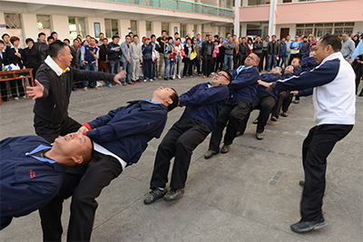 寿宁县第七届运动会拔河比赛冠军(图为:公司常务副总杨辉和副总肖传周在现场指挥).png