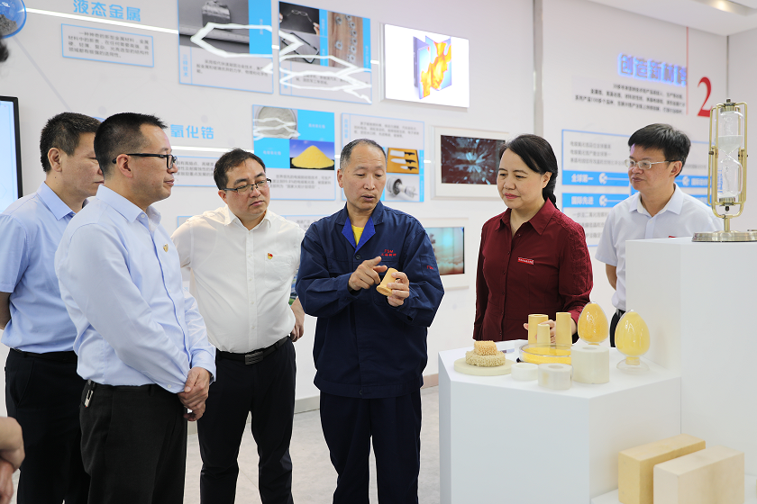 陈群校长一行参观三祥新材展示厅1.png