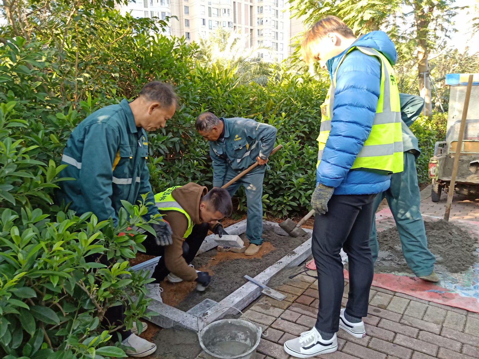 企业师傅指导学生安装园凳.jpg