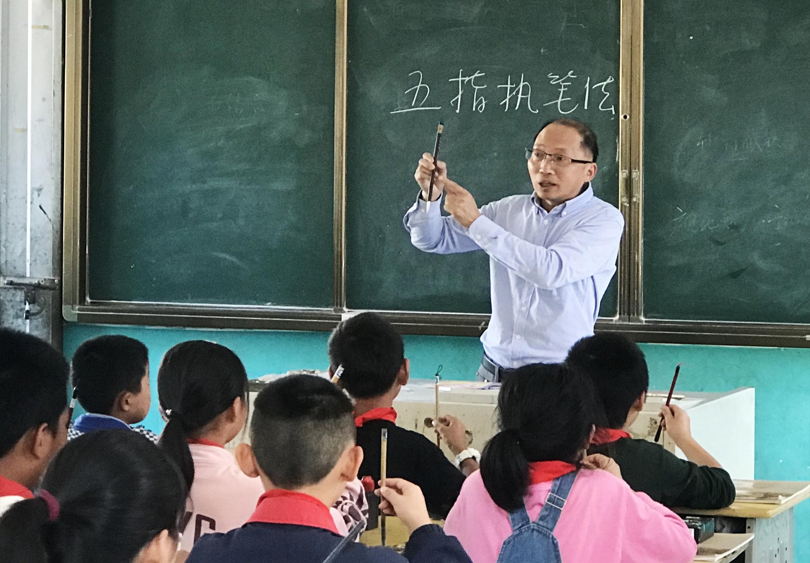 02为该校师生开展书法讲座.jpg