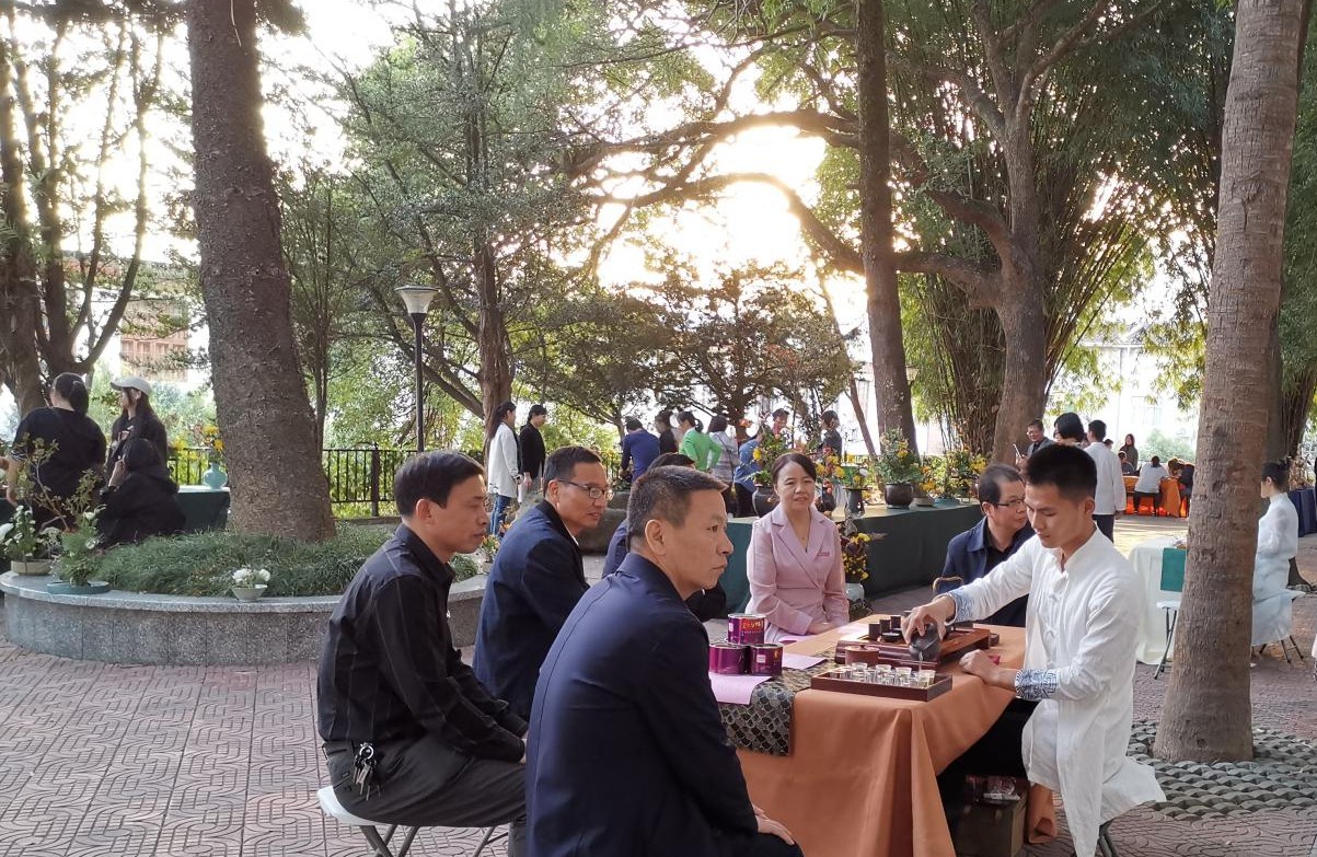 图片5福建省第二届文明校园考评组组长福建农林大学党委曾华平副书记、学院党委林浩云书记、陈群院长、黄重副院长、联合党总支周宗飞书记、生物技术系潘玉华主任莅临中国传统插花现场(拍摄:罗义发).jpg
