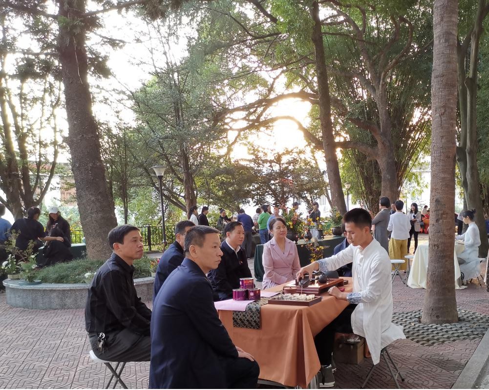 图片6福建省第二届文明校园考评组长福建农林大学党委曾华平副书记、学院党委林浩云书记、陈群院长、黄重副院长、联合党总支周宗飞书记、生物技术系潘玉华主任莅临中国传统插花现场(拍摄:罗义发).jpg