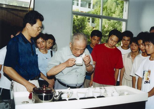 图10 茶界泰斗张天福老校长返校指导潘玉华教授茶叶审评实训.jpg 图10 茶界泰斗张天福老校长返校指导潘玉华教授茶叶审评实训.jpg