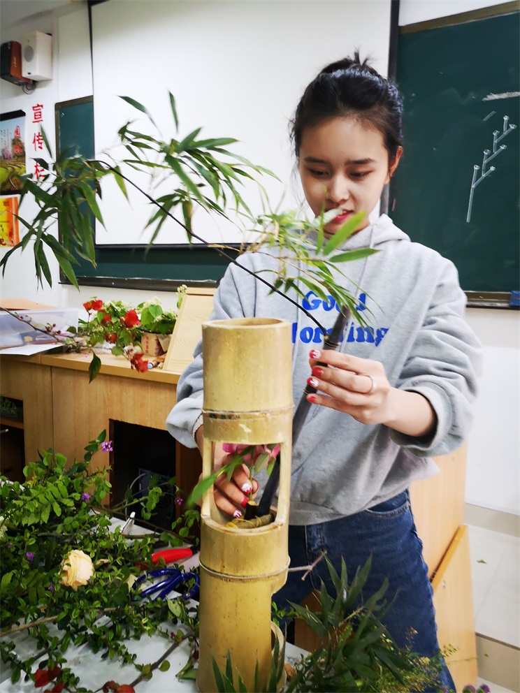 图2学生在插花实训.jpg 图2学生在插花实训.jpg