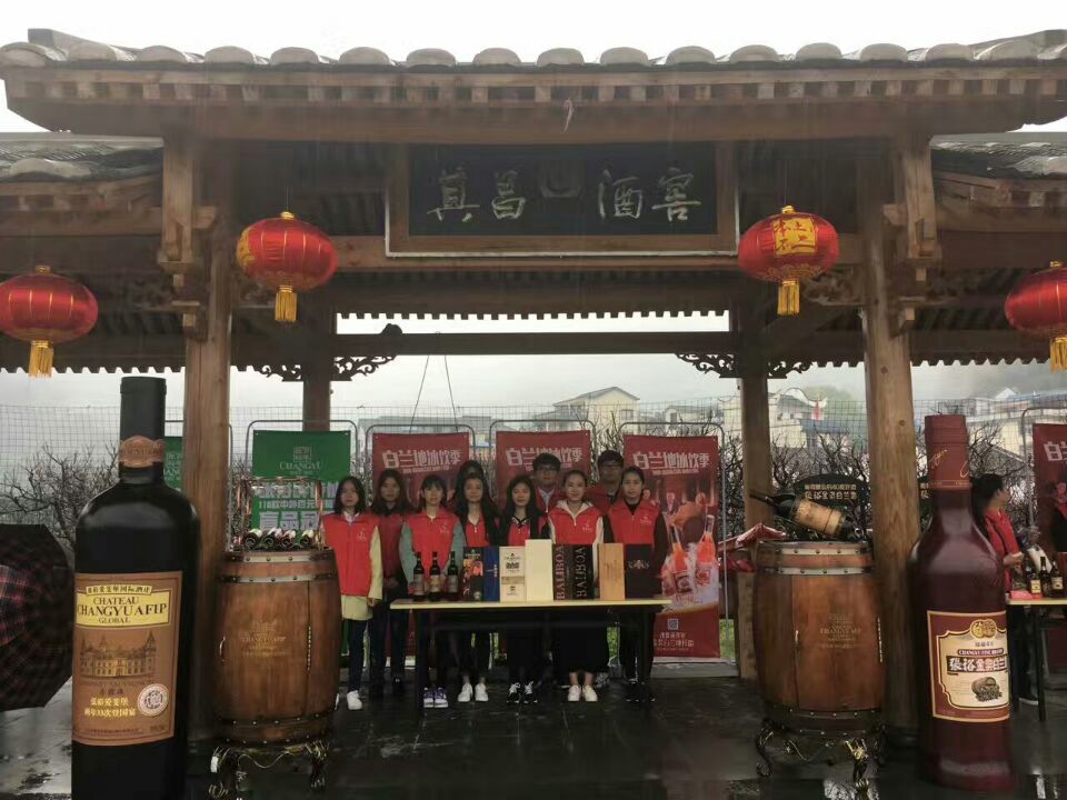 2学生参加企业营销实践.jpg