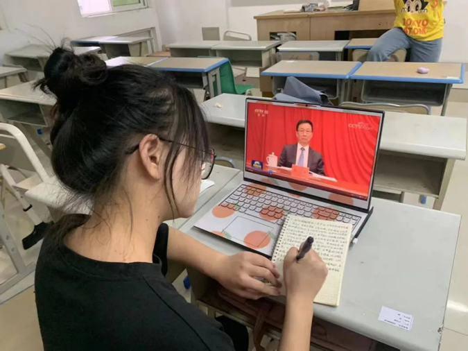 为深入学习贯彻习近平总书记关于职业教育的重要指示精神4584.png 为深入学习贯彻习近平总书记关于职业教育的重要指示精神4584.png