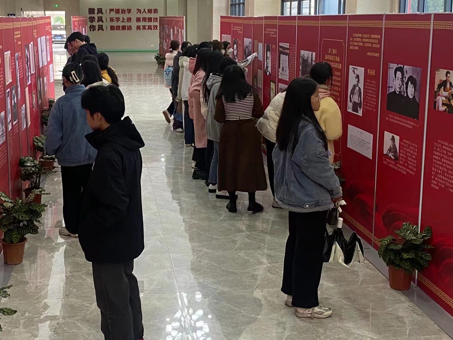 20231207 传承红色家风 共筑家国情怀丨教育学院组织师生参观“中国共产党人的家风”档案展2.jpg 20231207 传承红色家风 共筑家国情怀丨教育学院组织师生参观“中国共产党人的家风”档案展2.jpg