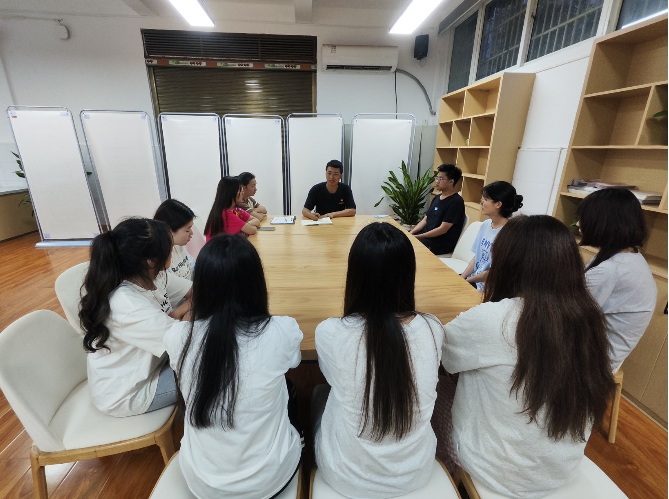教育学院召开学生干部座谈会.jpg 教育学院召开学生干部座谈会.jpg