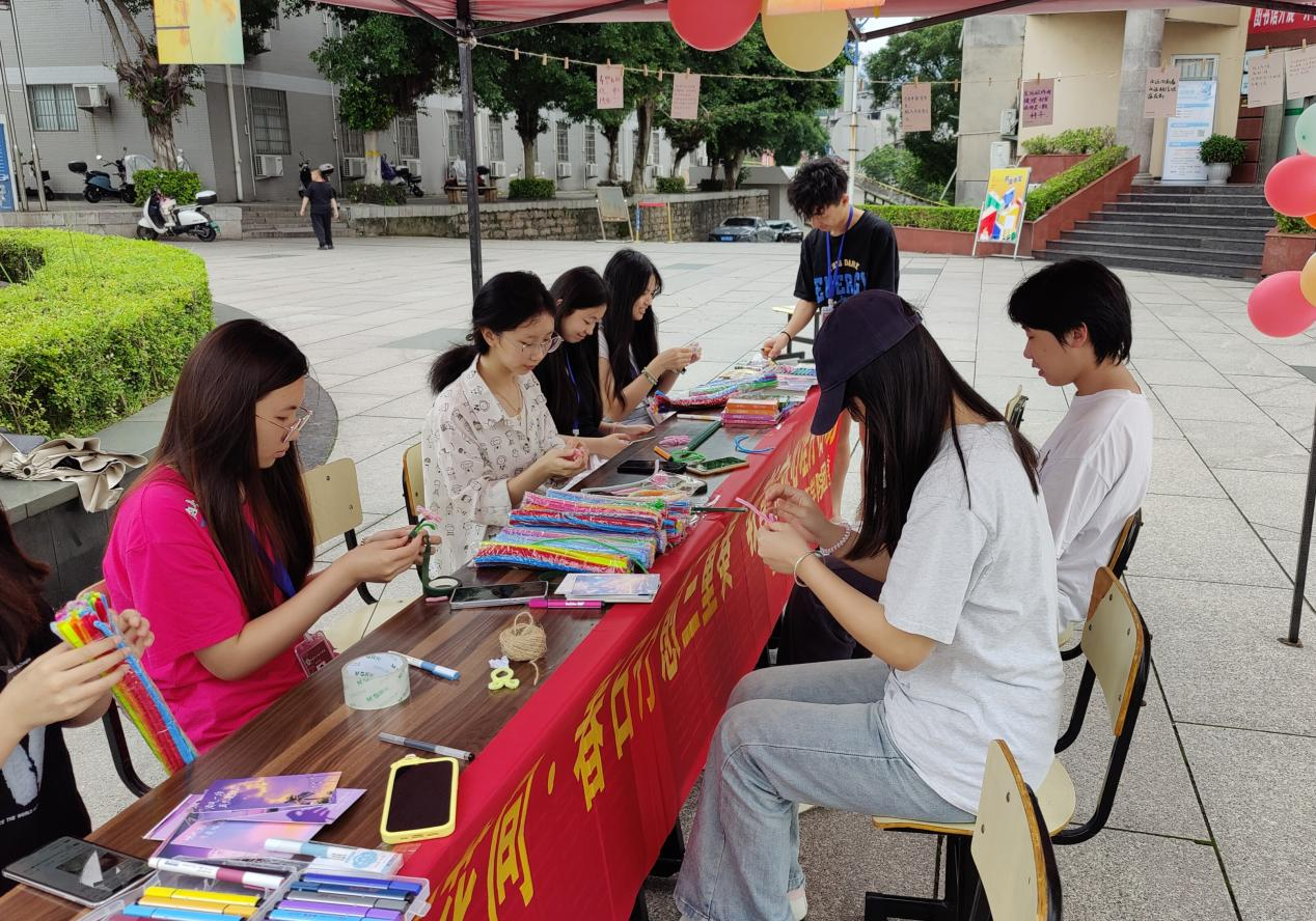 7-青春逐光行 心灵共成长丨教育学院举办“心语花间·春日疗愈三重奏”心理月活动.png