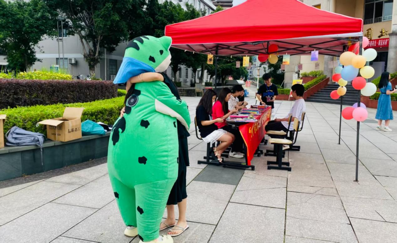 10-青春逐光行 心灵共成长丨教育学院举办“心语花间·春日疗愈三重奏”心理月活动.png