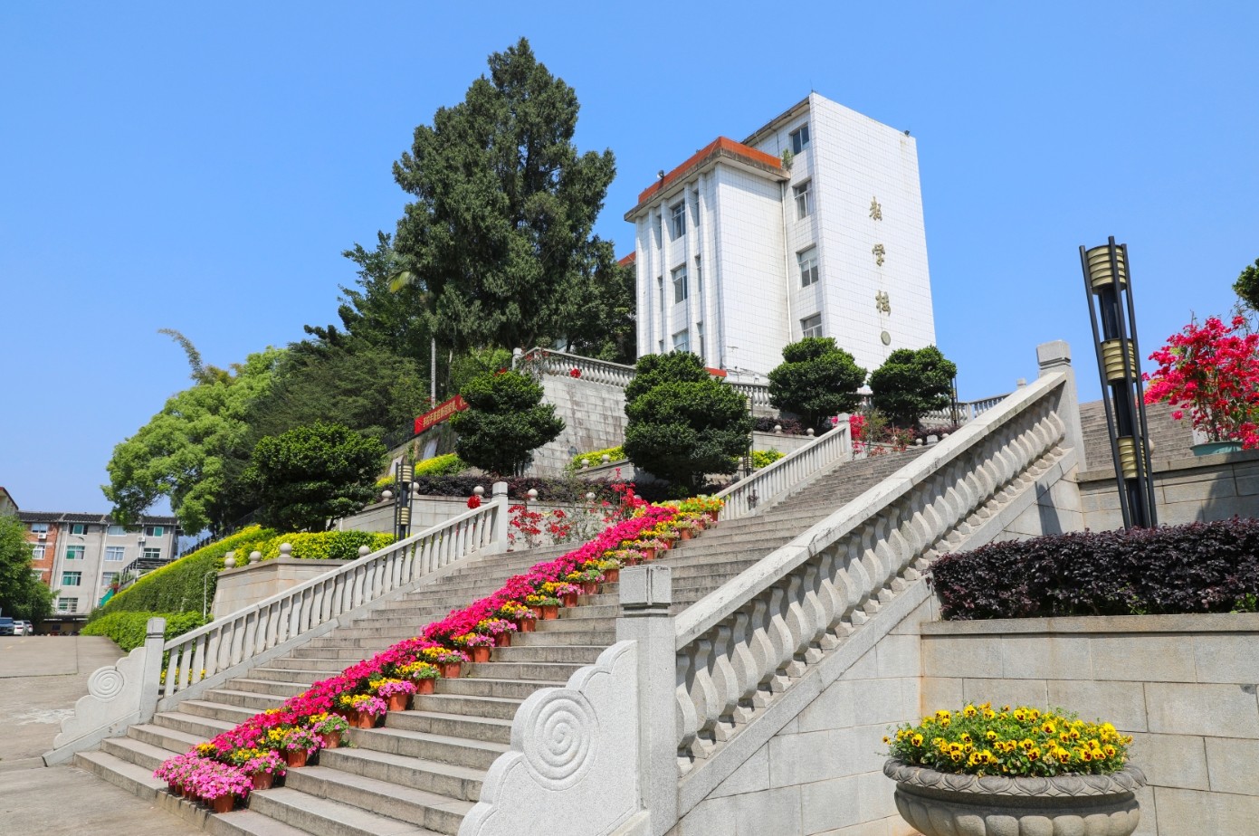 教育学院.jpg