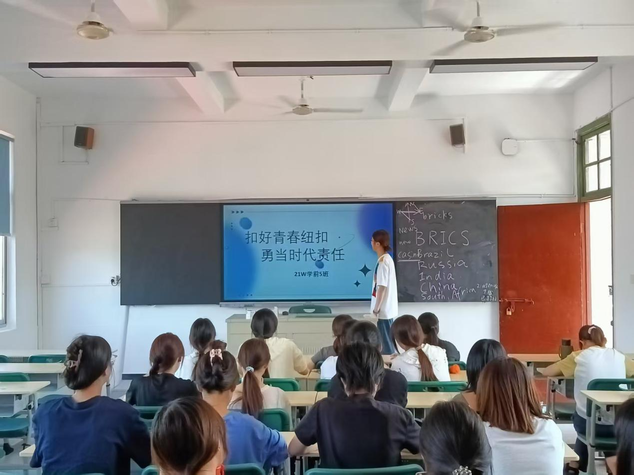 1-扣紧青春之扣 勇担时代之责丨教育学院开展“扣好青春纽扣，勇担时代责任”主题团日活动.png